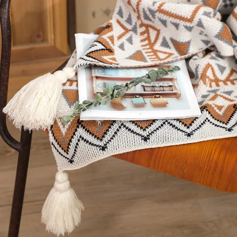 Geometrische Boho Strickdecke mit Fransen