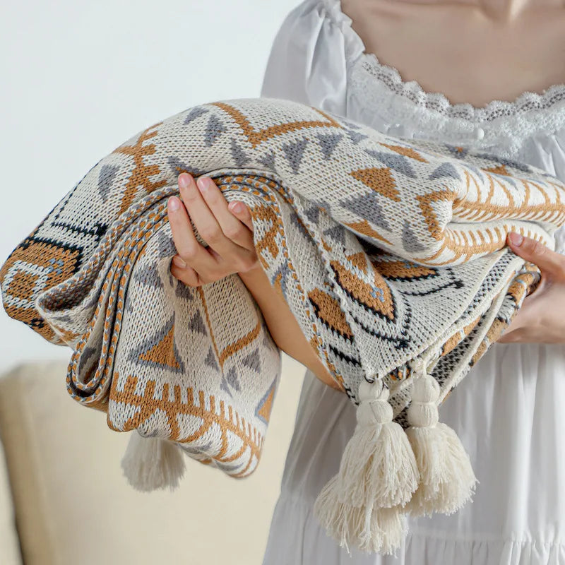 Geometrische Boho Strickdecke mit Fransen