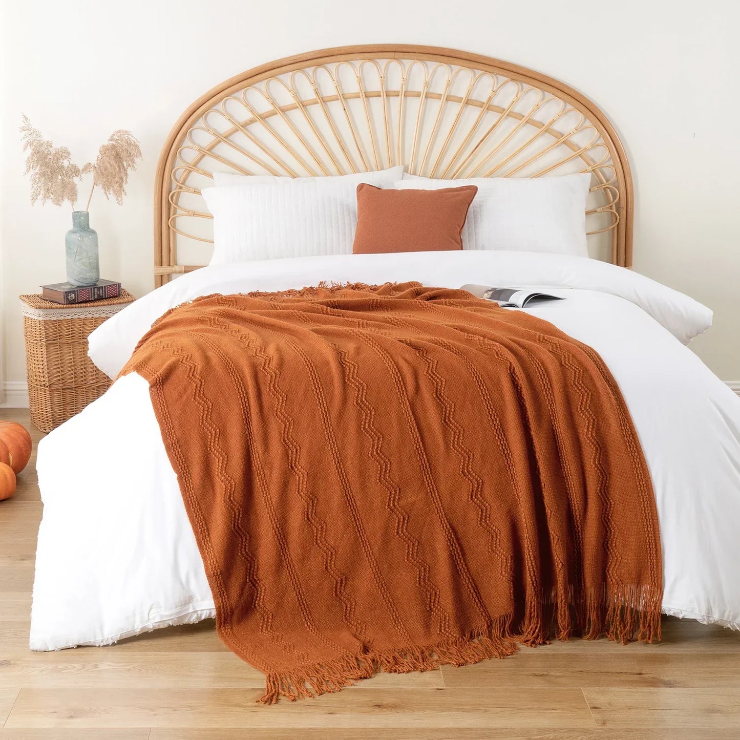 Boho Strickdecke – Weiche leichte Acryl-Decke mit Fransen